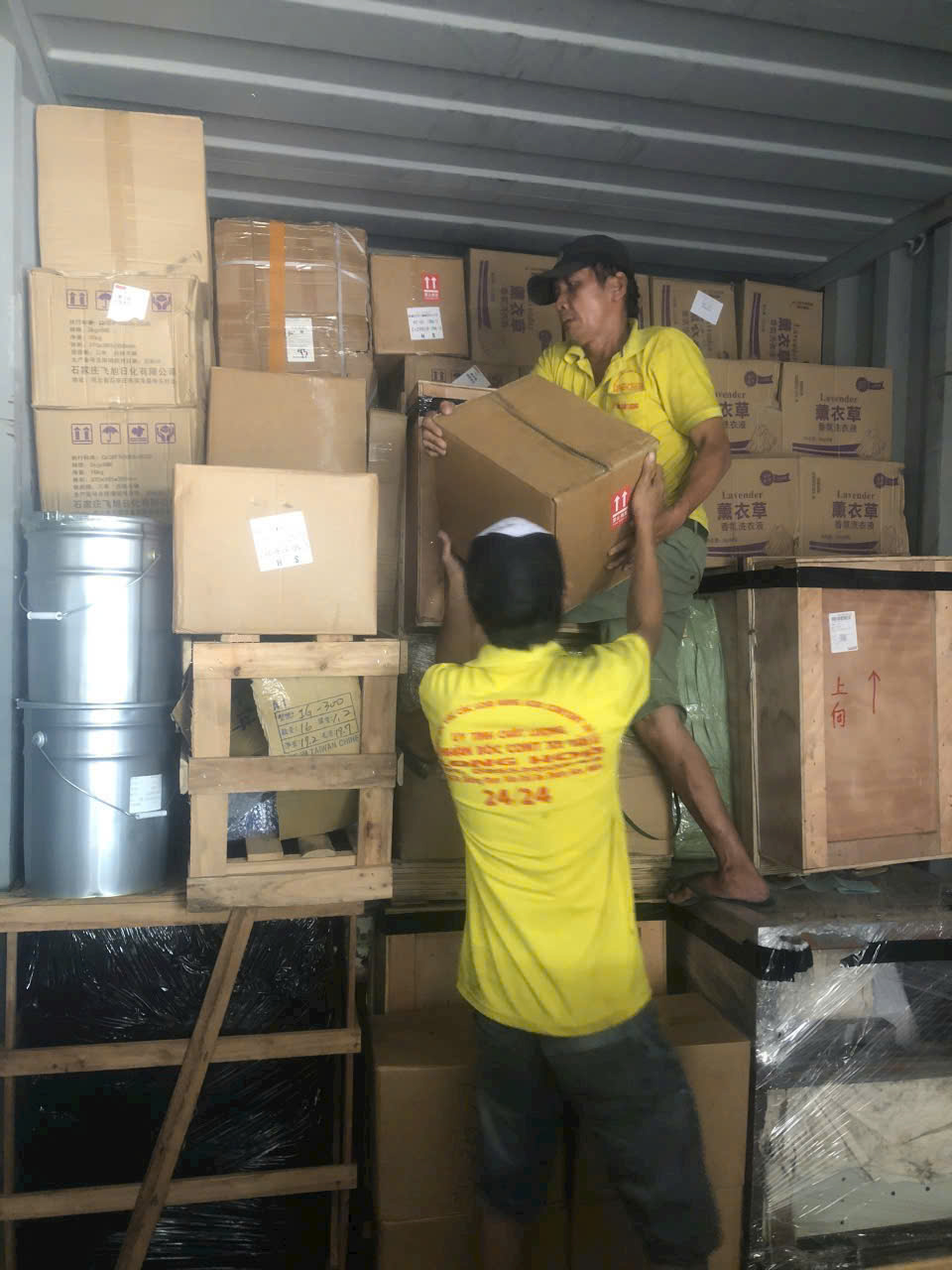 Nhân viên Tri Châu bốc xếp hàng hóa trong container tại TP.HCM an toàn, chuyên nghiệp
