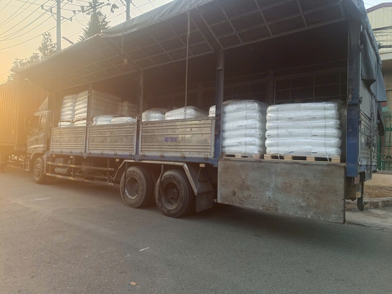 Xe tải Tri Châu chở hàng hóa đi miền Trung từ TP.HCM, vận chuyển an toàn, đúng tiến độ